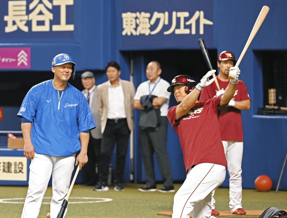 試合前に話す中田（左）と楽天・浅村＝2024年6月7日