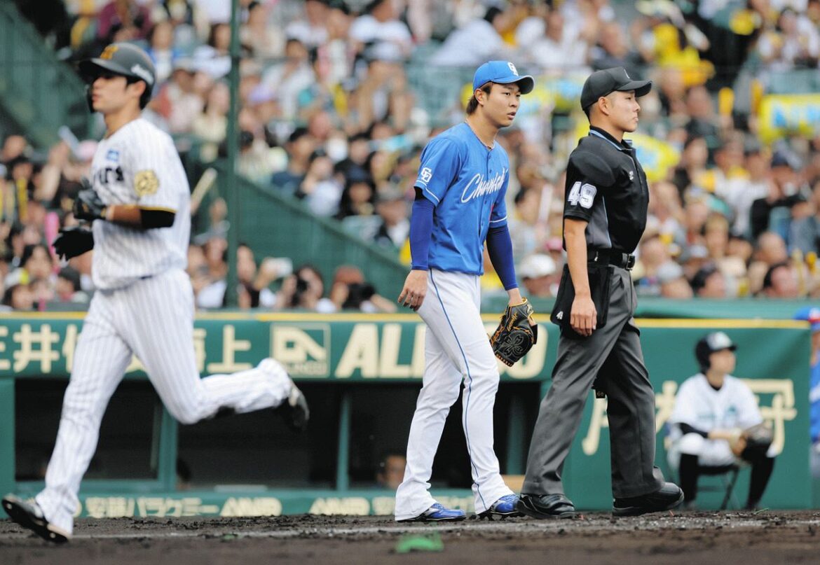 １回裏、森下の先制打で二走中野（左）の生還を許した高橋宏