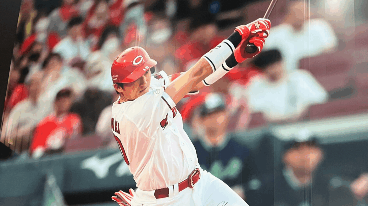 マツスタに佐々木泰の特大写真 プロ初安打の瞬間、グッズショップ壁面に – 中国新聞デジタル マツスタに佐々木泰の特大写真 プロ初安打の瞬間、グッズショップ壁面に - 中国新聞デジタル