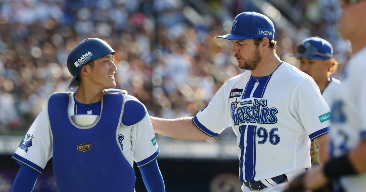 「バウアーと熱血コンビ」で話題のDeNA松尾汐恩が皆に愛される理由は“類まれなコミュ力”…コーチも驚き「誰でも臆せず寄っていけるんです」 - プロ野球 - Number Web