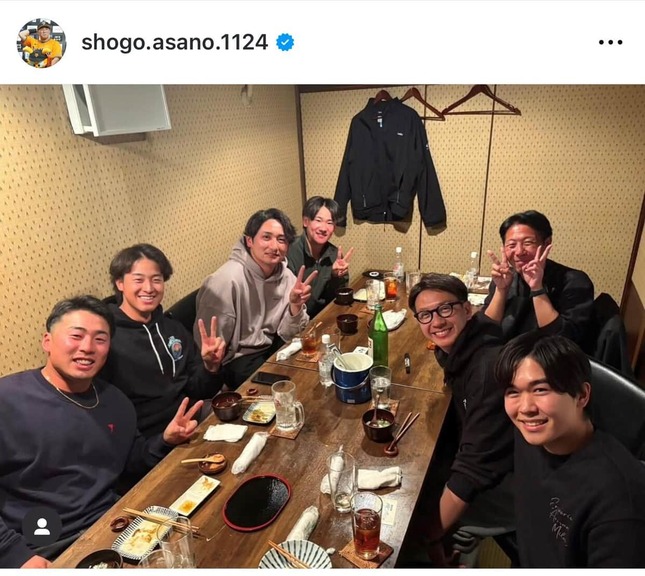 チームメイトと食事を楽しむ浅野（本人インスタグラムより）