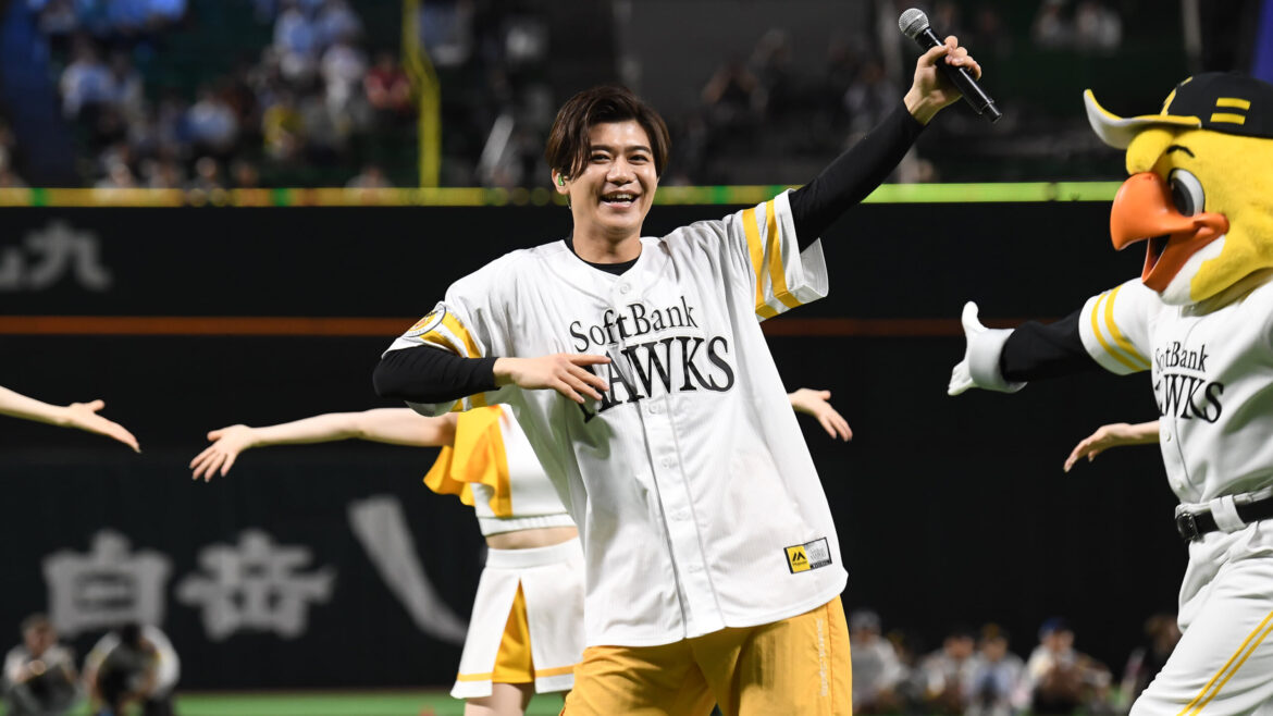 新浜レオン、ソフトバンクvs巨人戦のセレモニアルピッチで同級生と再会 | BARKS