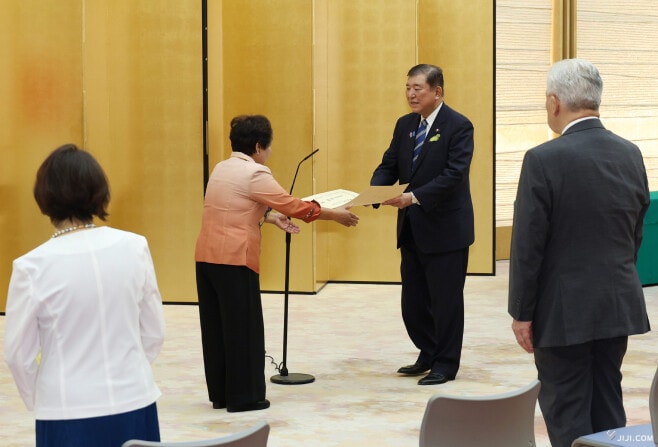 画像・写真:中日先発の大野 プロ野球:時事ドットコム – 時事ドットコム 男女共同参画社会づくり功労者を表彰する石破茂首相(中央右)=27日午後、首相官邸