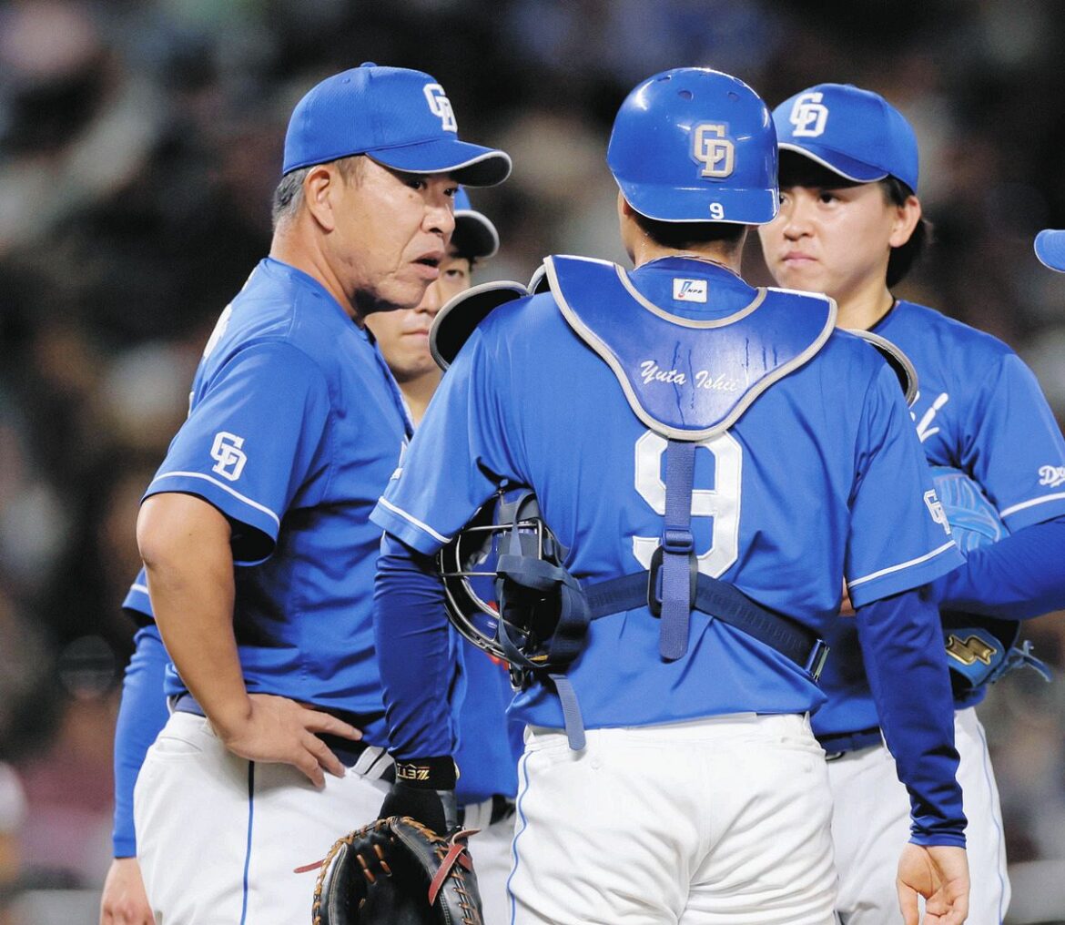 ２回裏、先発三浦（右）が４点を先制され、マウンドで声をかける中日・井上監督