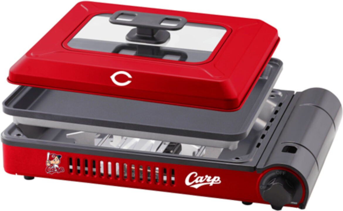 イワタニ×広島東洋カープ、真っ赤な「カセットガス式ホットプレート」。コンロとしても使える五徳付き - トラベル Watch