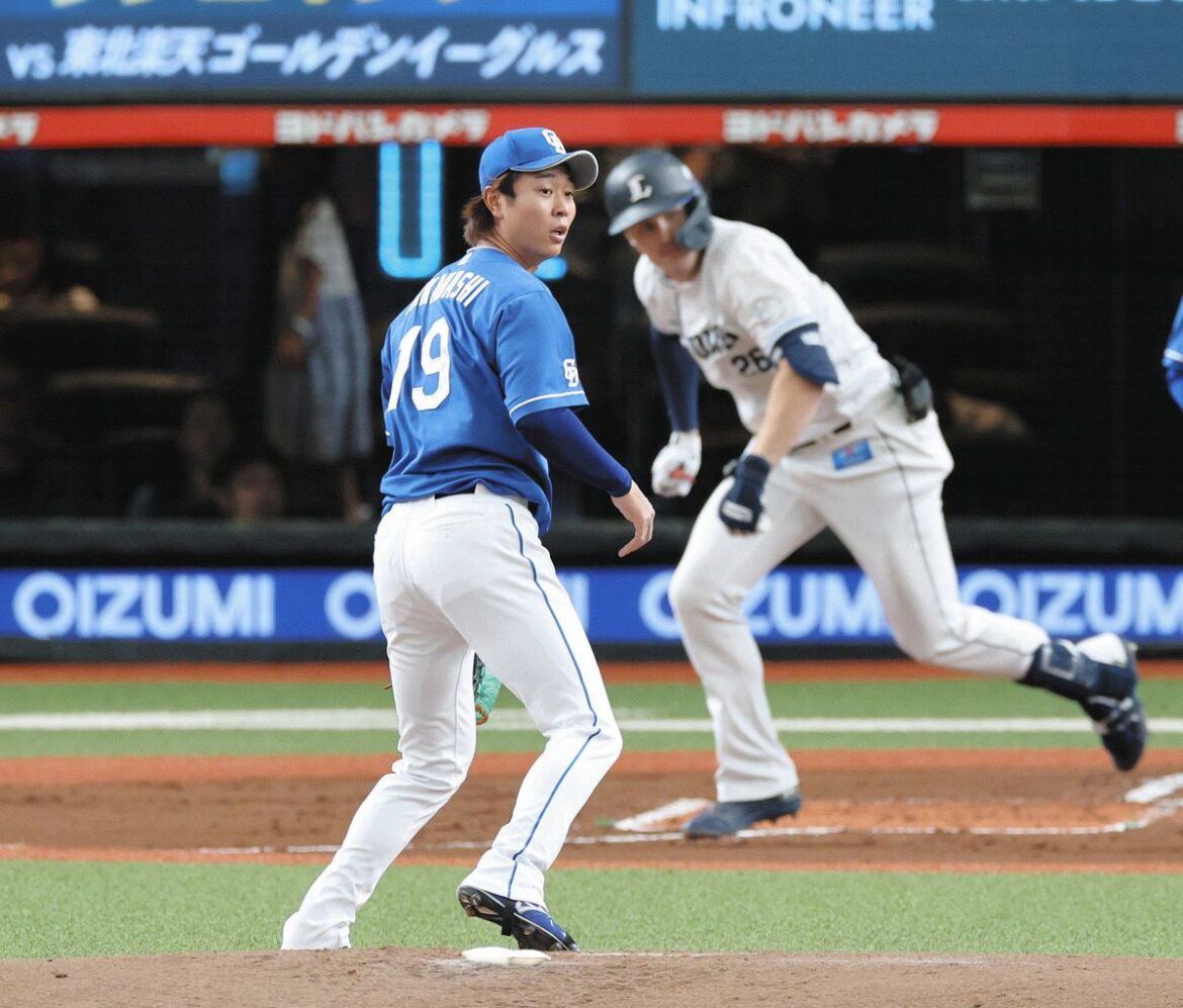 １回裏１死二、三塁、ネビン（後方）の遊ゴロの間に先制を許した高橋宏