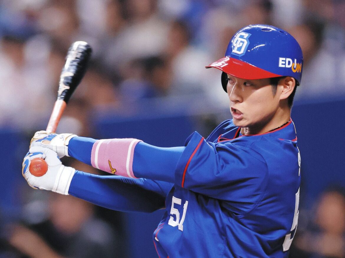 ３回裏無死一塁、上林が右前打を放つ