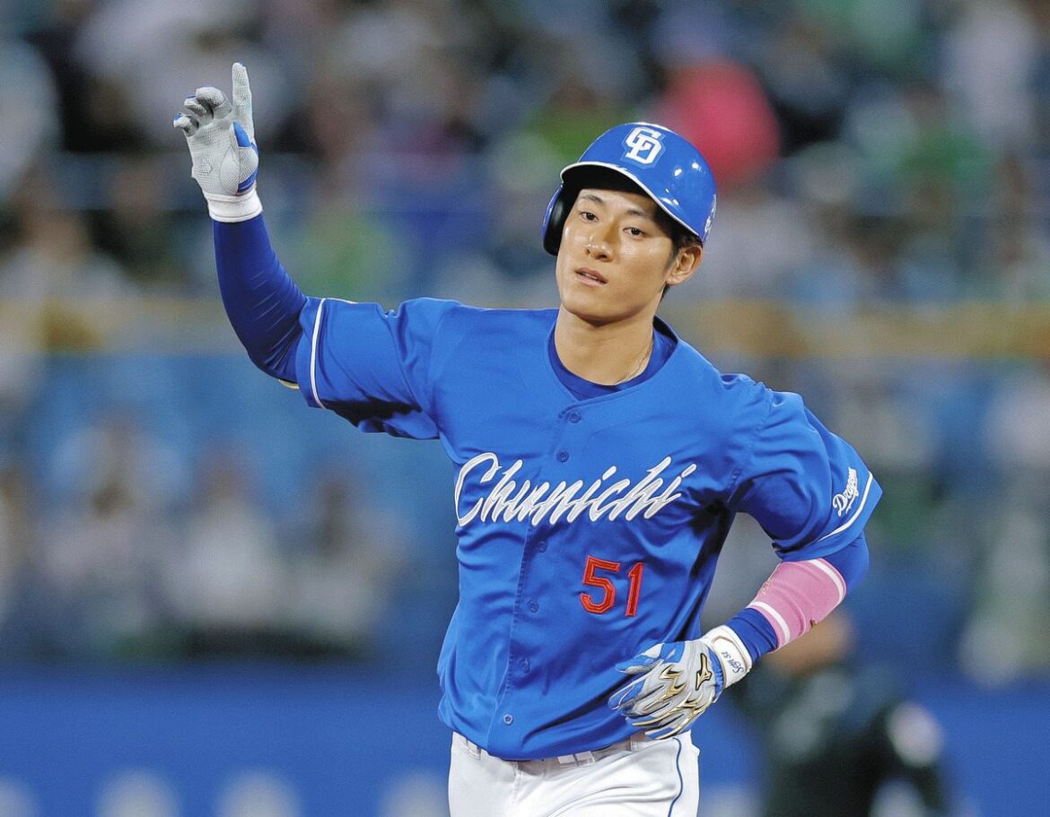 ３回表、右越えソロを放ちダイヤモンドを回る上林