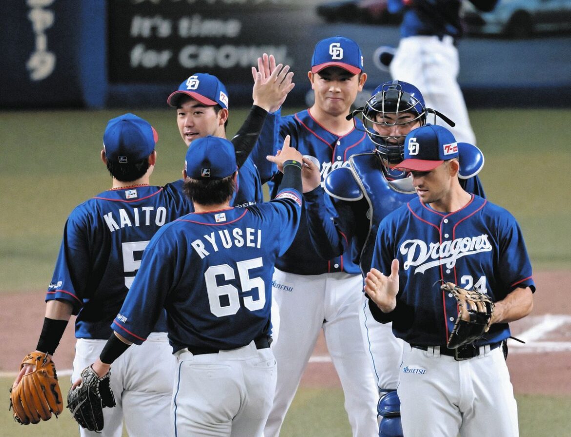 日本ハムに勝ち、ハイタッチを交わす松山（中央）らナイン