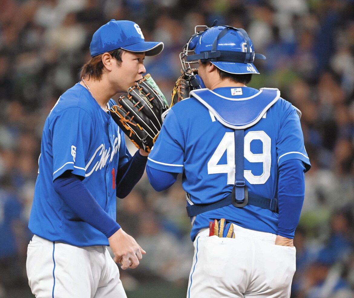 先発した高橋宏（左）