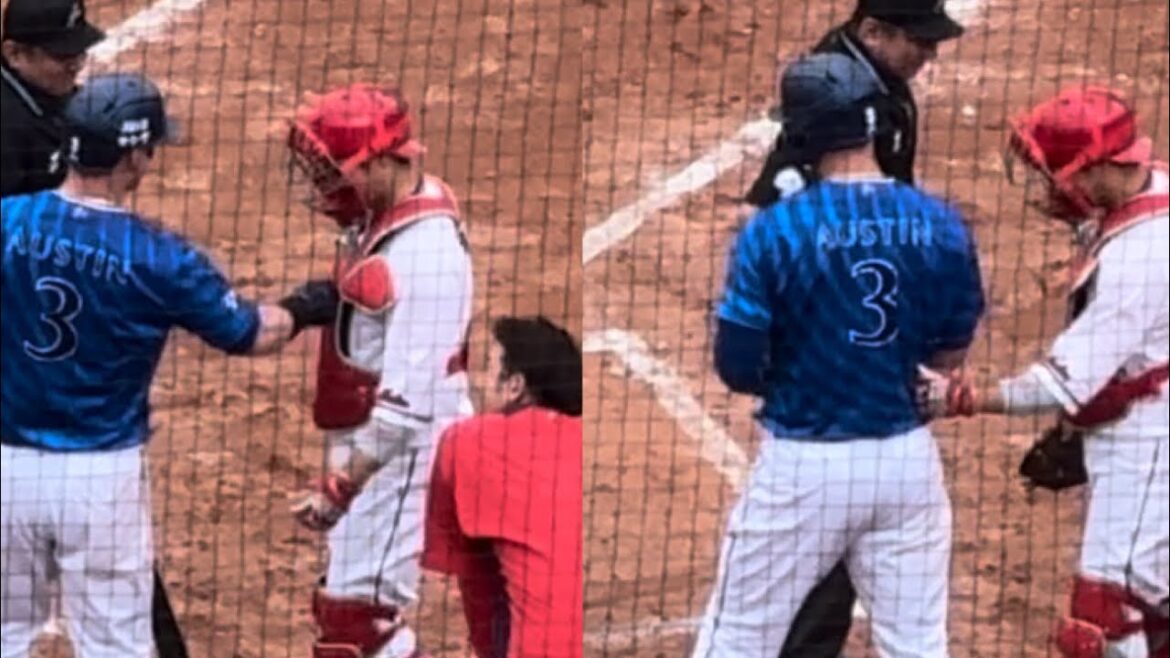 【急所直撃】坂倉将吾とじゃれあうオースティンTA横浜DeNAベイスターズ2025年5月25日広島東洋カープファールファウルチップ捕手キャッチャー