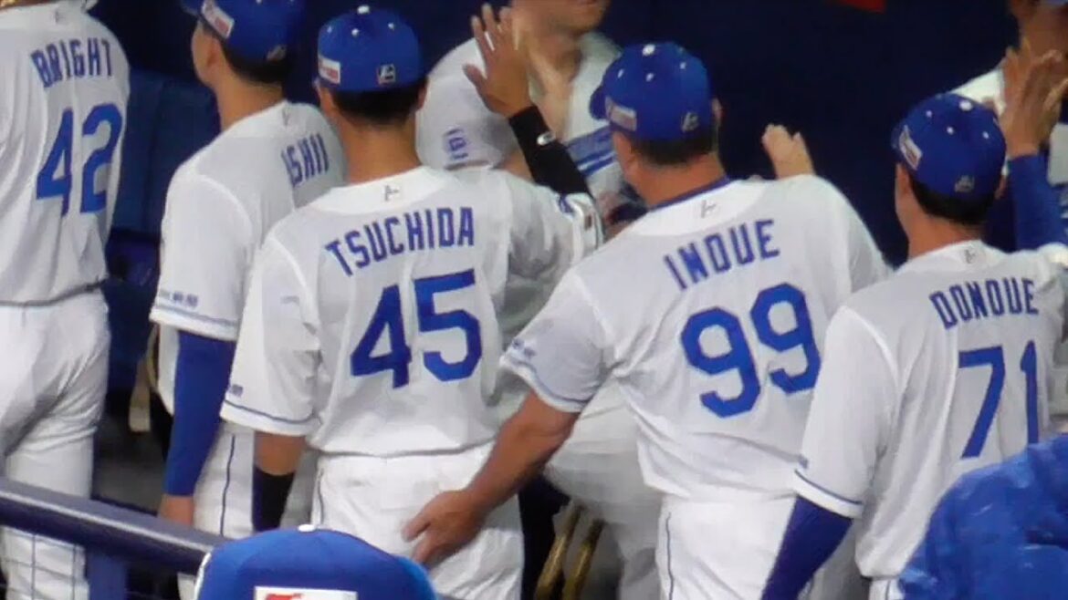 土田龍空のお尻をペチペチ叩く井上監督　中日ドラゴンズVS東京ヤクルトスワローズ　2025/04/27