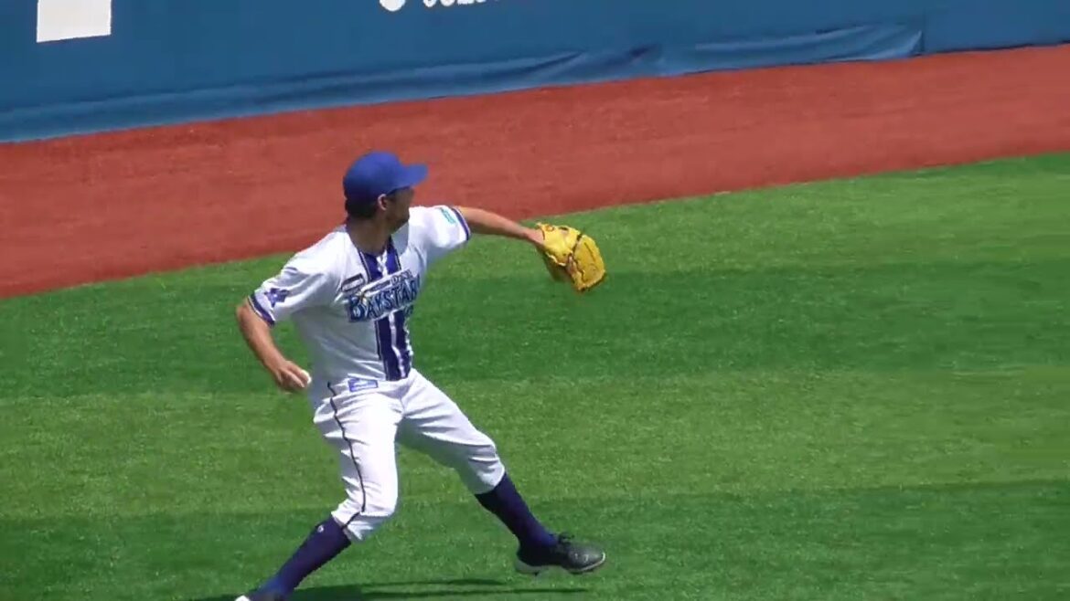 2025年6月1日 東京ヤクルト戦・バウアー 投手の試合前キャッチボール練習（ボールデッド中）