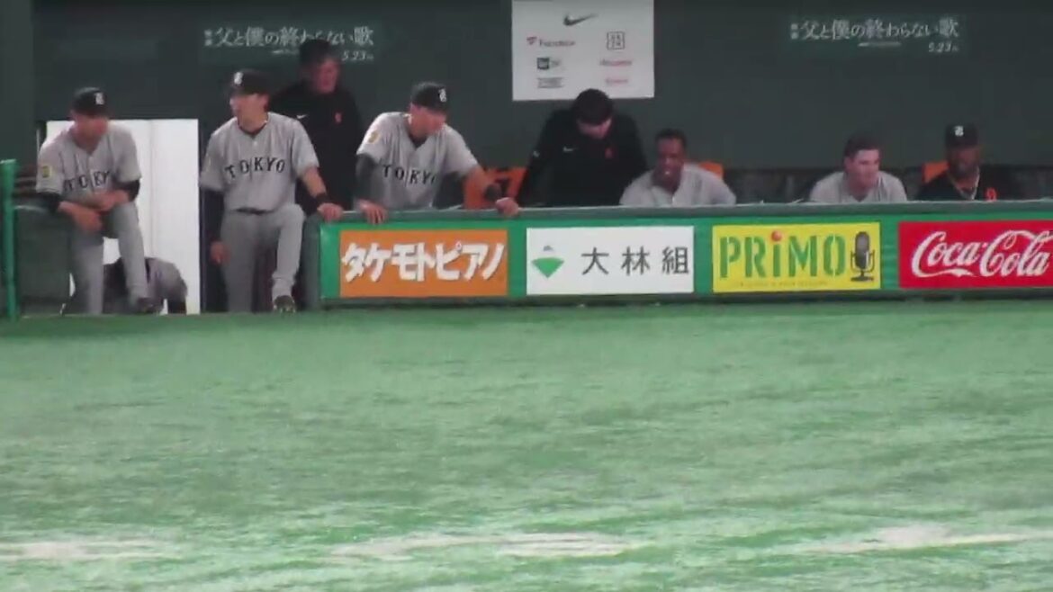 凡退したヘルナンデスに話を聞きに行く貪欲な増田陸の様子【読売ジャイアンツ対 ヤクルトスワローズ2025年5月23日】
