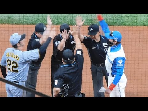 【全員で円陣】メンバー表交換 新庄監督 藤川監督 円陣を組み手を合わせる 新庄劇場ここに在り 【全員で円陣】メンバー表交換 新庄監督 藤川監督 円陣を組み手を合わせる 新庄劇場ここに在り