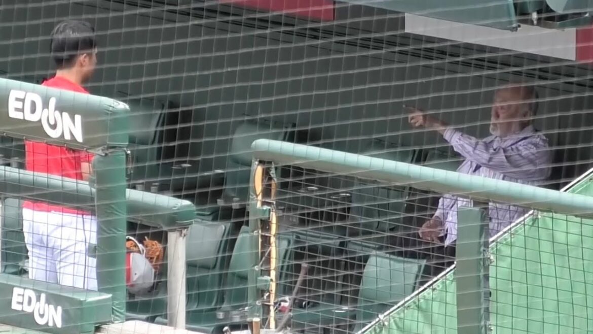 佐々木泰に打撃についてアドバイス？をする安仁屋さん！広島東洋カープ　マツダスタジアム 2025年6月6日