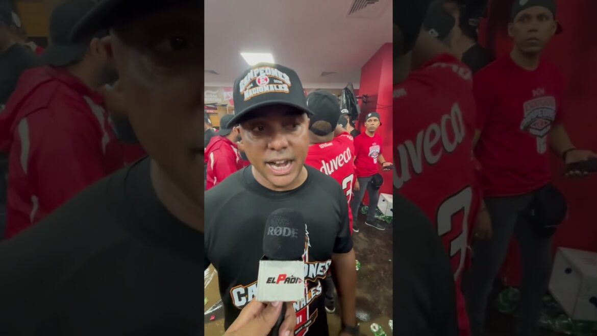 Felipe Rojas Jr habla en la celebración del campeonato 17 de los Leones del Escogido