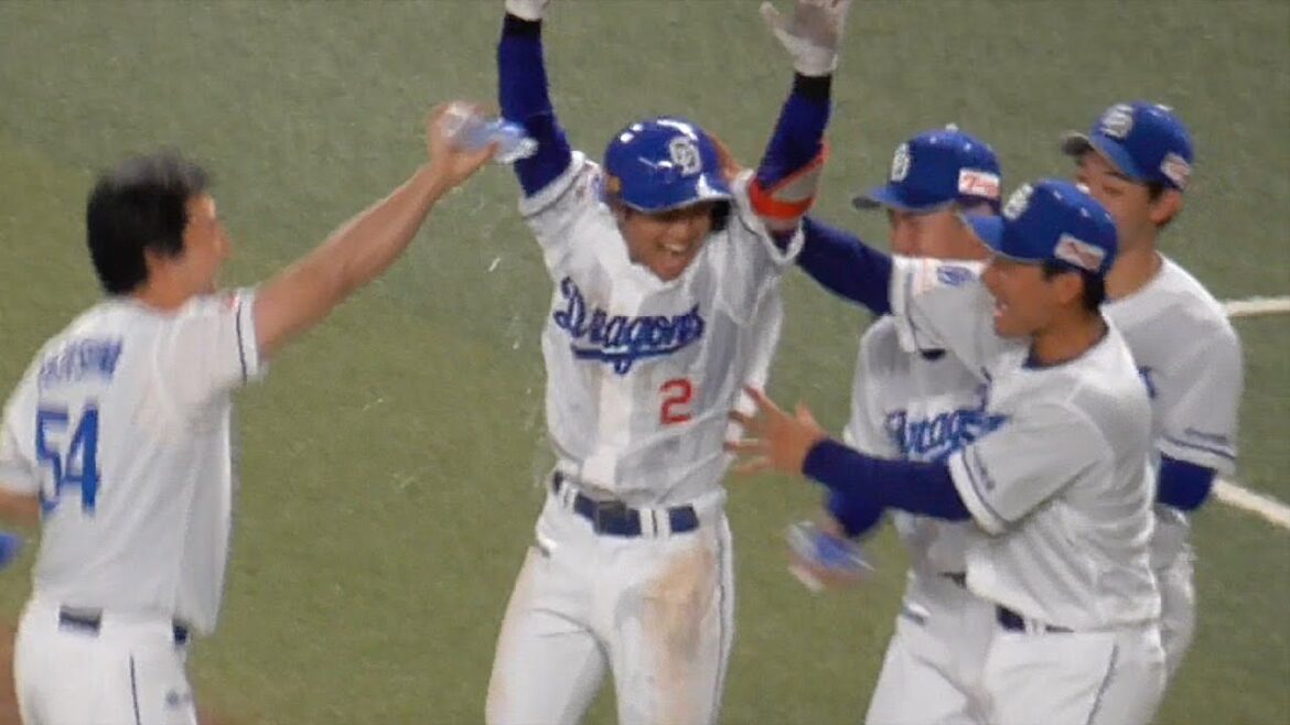 劇的サヨナラ勝利の瞬間のドラゴンズベンチ 粛々と水を準備する周平ブライト　中日ドラゴンズVS千葉ロッテマリーンズ　2025/06/07