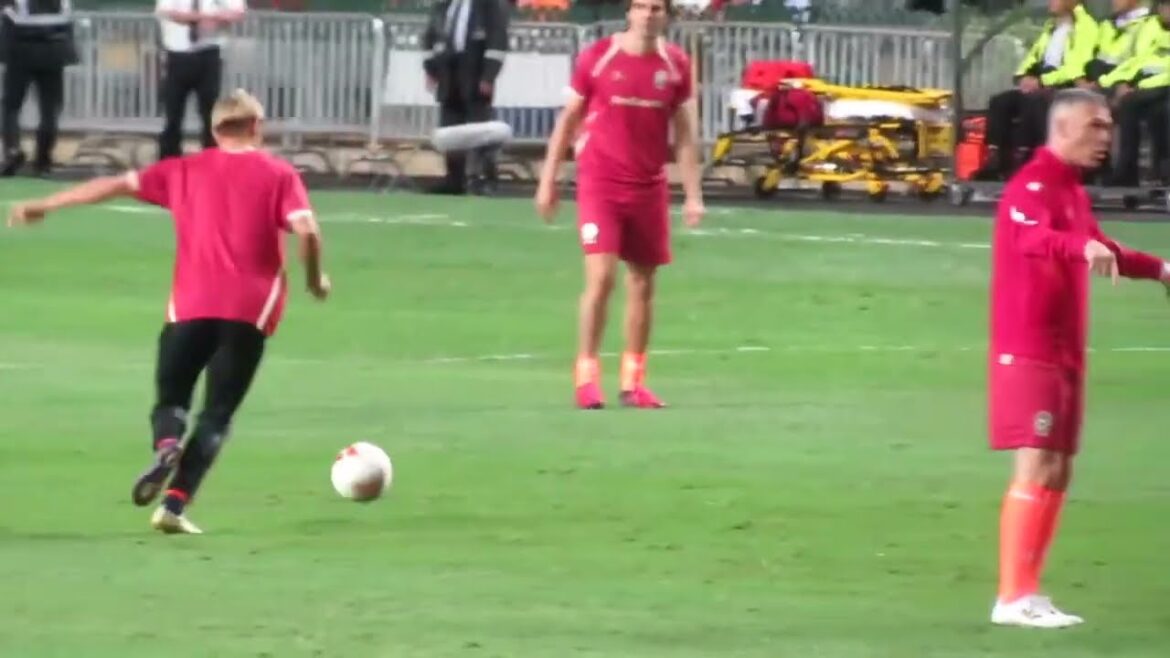 カカと本田圭佑、仲良くパス交換　世界選抜×香港選抜