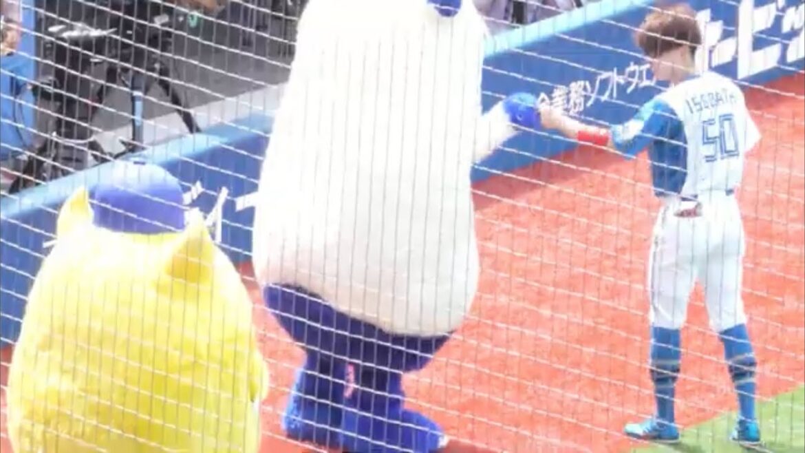 【チャピー】五十幡選手の真似をするチャピーと、バートのグータッチにも丁寧に応える五十幡選手(2025.6.7/横浜スタジアム）