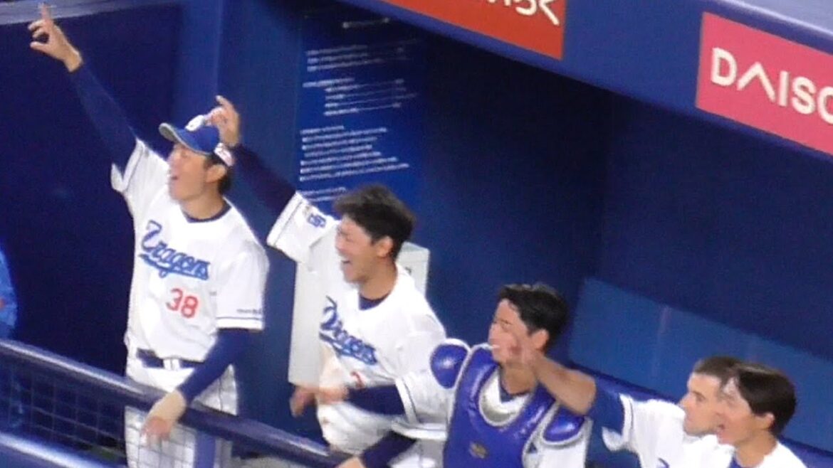 痛々しく左手をテーピングした松葉貴大もガッツポーズ　ブライト健太のタイムリーの瞬間のドラゴンズベンチ　中日ドラゴンズVS千葉ロッテマリーンズ　2025/06/08