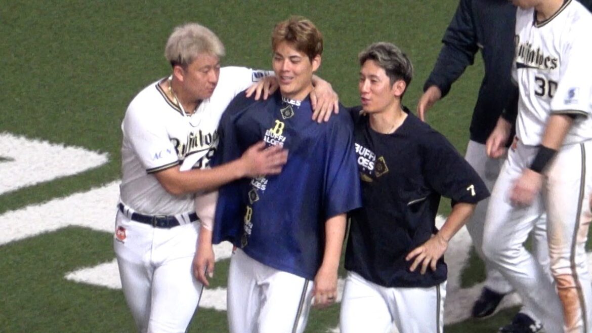 連敗脱出の瞬間！好投した九里をねぎらう西川龍馬とラオウ！