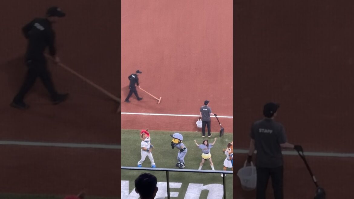 きつねダンスを楽しむトラッキー きつねダンスを楽しむトラッキー