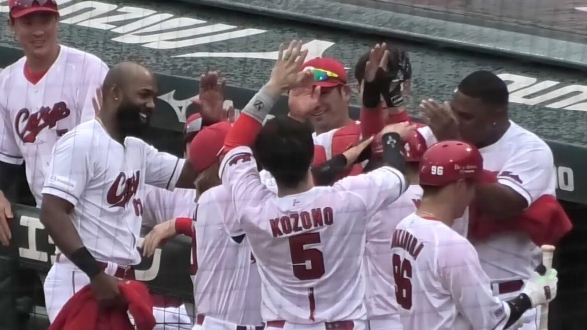 4回、矢野が今シーズン第1号となる2ランホームラン！ベンチで歓喜の手荒い祝福を受ける矢野雅哉！広島東洋カープvs埼玉西武ライオンズ 2025年6月8日