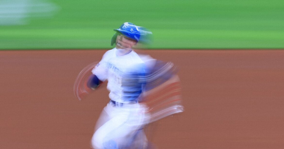 初回、ヤクルト先制も日本ハムがすぐに追いつき3回に勝ち越し プロ野球交流戦 [写真特集1/12] - 毎日新聞