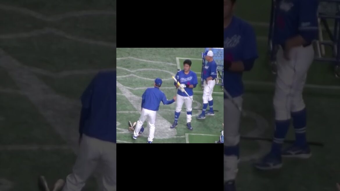 【ドラゴンズ】立浪監督にアドバイスもらってトスバッティングに入る木下拓哉（この日2安打）＜読売ジャイアンツ 対 中日ドラゴンズ 2024年4月24日＞