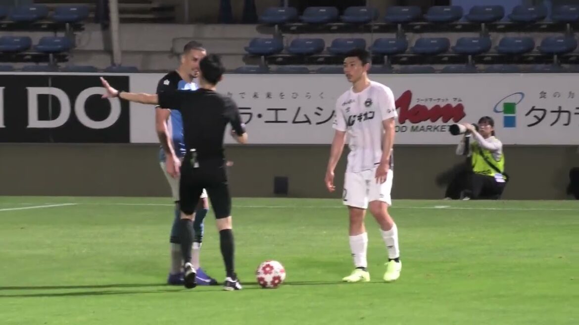 天皇杯 2回戦 SC相模原 加藤大育選手がボールから離れなかったジュビロ磐田 マテウスペイショット選手を押す 2025/6/11 ヤマハスタジアム