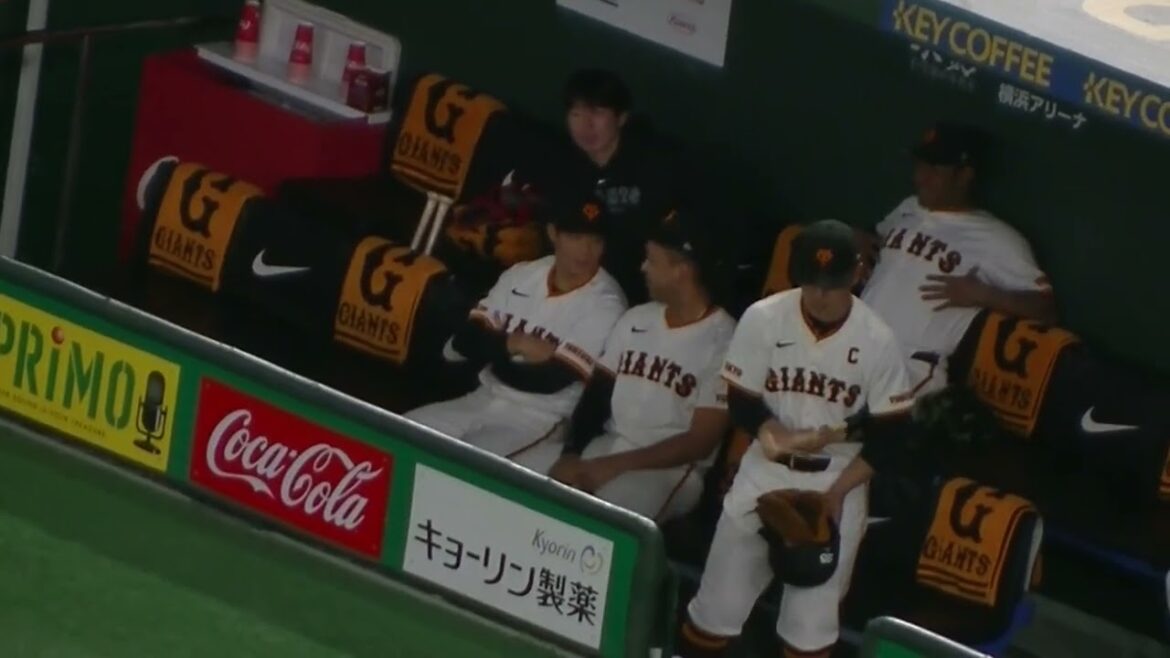 試合前ウレーニャと話す佐々木俊輔【読売ジャイアンツ対 ヤクルトスワローズ2024年5月1日】