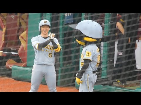 【喋れるの…】試合前 近本光司と談笑するトラッキー 近本は思わず笑顔 【喋れるの...】試合前 近本光司と談笑するトラッキー 近本は思わず笑顔