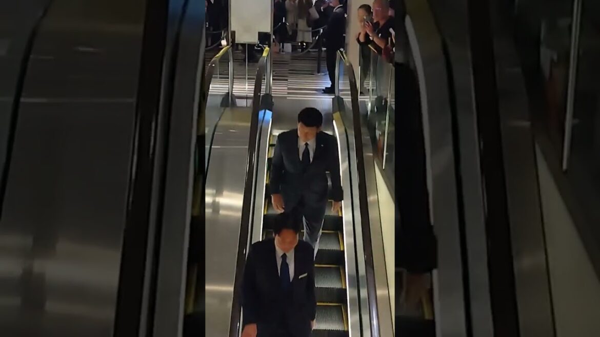 会場を出入りする三浦大輔監督と山本祐大選手　NPBアワード2024