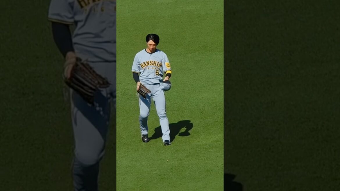 同点の犠牲フライを放ちファンの歓声に応える近本光司