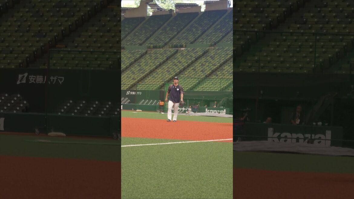 外崎修汰選手サードコンバート守備ノック特訓 マンツーマン鳥越裕介ヘッドコーチの指導