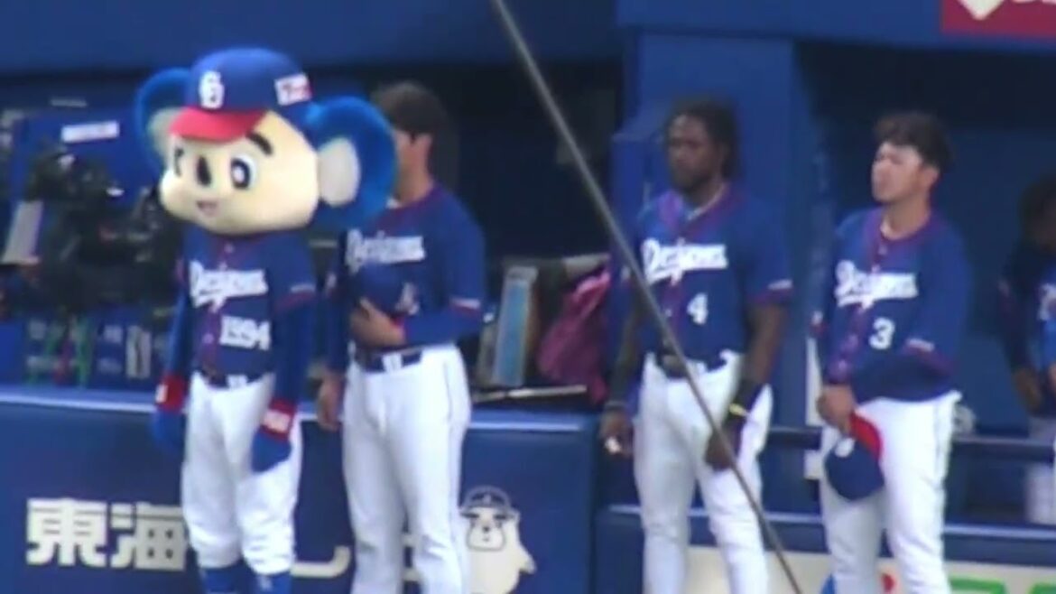 【悲報】ドアラ先生のデカイ耳★選手の顔を隠す