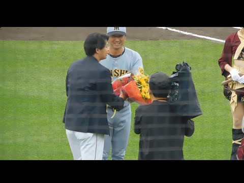 【名球界の先輩】浅村栄斗に花束を手渡す藤川監督 2000試合達成記念セレモニー 【名球界の先輩】浅村栄斗に花束を手渡す藤川監督 2000試合達成記念セレモニー