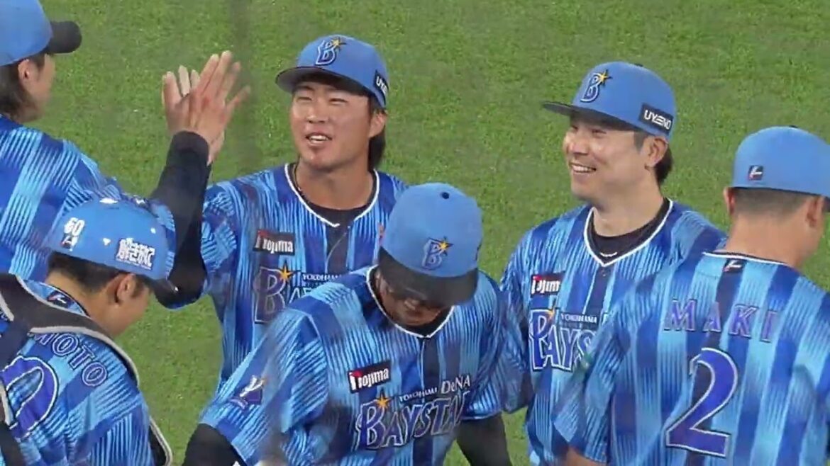 【勝利のハイタッチ】5連敗中のマウンドに入江が登場！危なげなく西武打線を抑え切り勝利！(2025.6.18/横浜スタジアム）