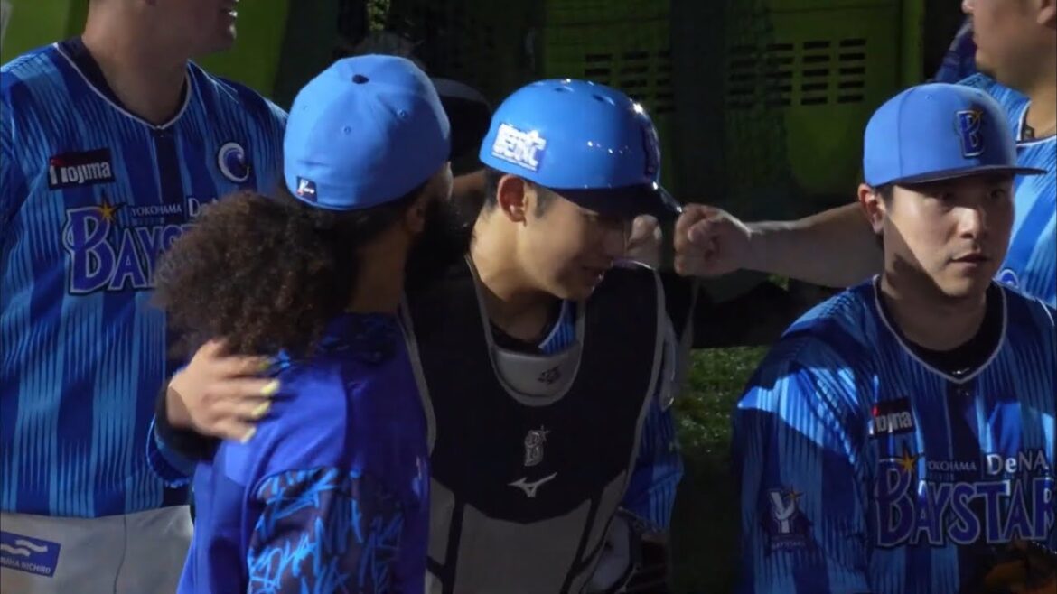 【連敗脱出！勝利後挨拶】皆笑顔！山本祐大と抱き合うジャクソン、笑顔で談笑する筒香、クールな宮崎(2025.6.18/横浜スタジアム）