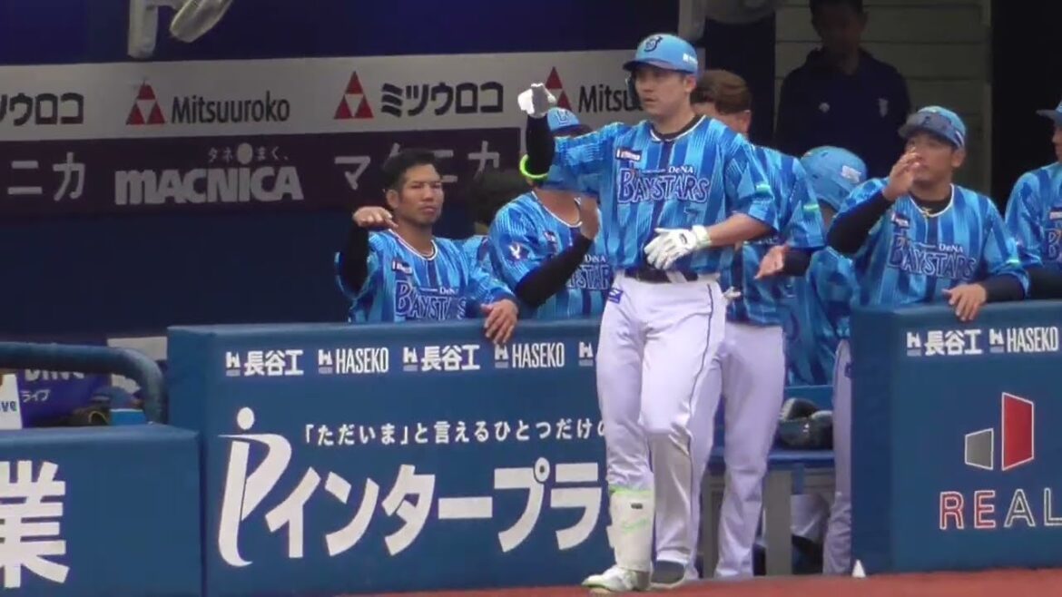2025年6月8日交流戦 北海道日本ハム戦・佐野 恵太 選手のホームラン判定後のシーン（ボールデッド中)