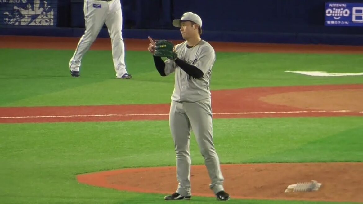 2025年6月20日交流戦 千葉ロッテ・横山 陸人 投手の準備投球（ボールデッド中)