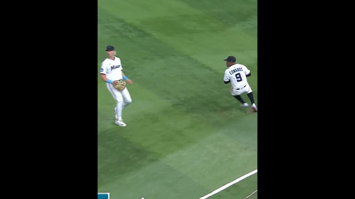 Xavier Edwards ran a LONG way to make this grab 😯