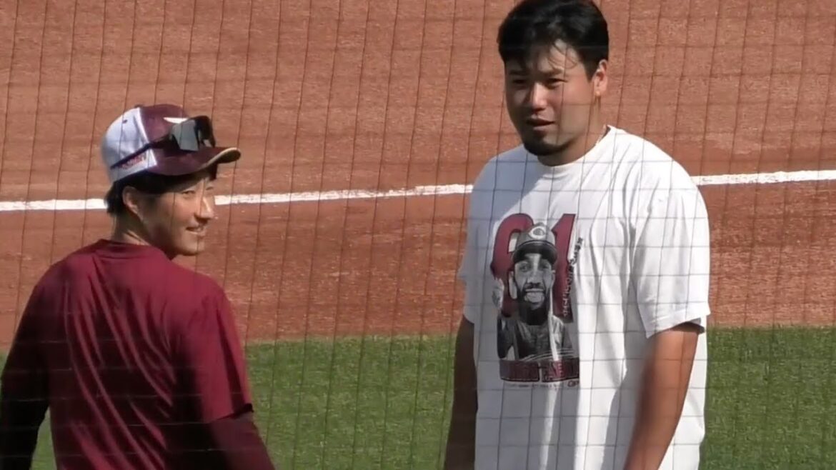 元大阪ガス同僚である末包昇大と小深田大翔が談笑！広島東洋カープvs東北楽天ゴールデンイーグルス 2025年6月20日