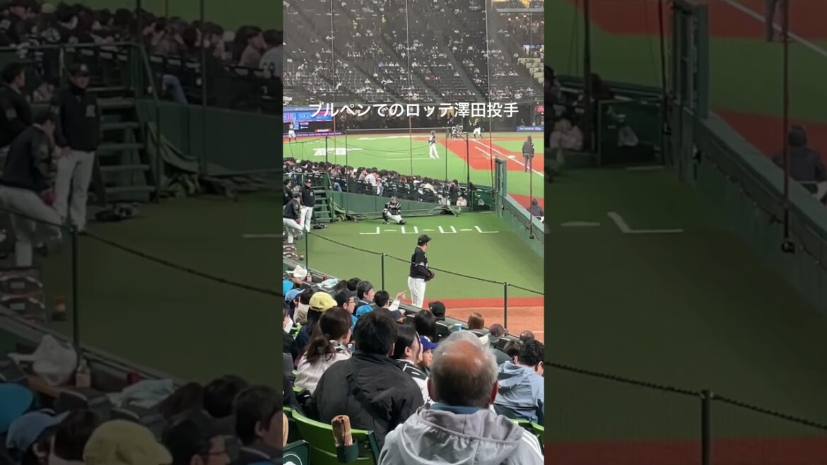 ブルペンでのロッテ澤田投手