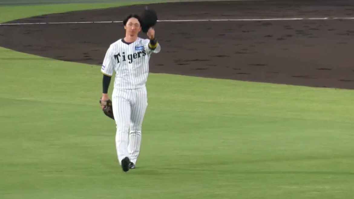 先制の犠牲フライを放ちファンの声援に応える近本光司