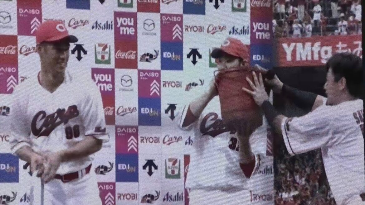 水バケツを用意される中村奨成&坂倉将吾、ファンに向けたヒーローインタビュー！広島東洋カープvs東北楽天イーグルス2025年6月22日