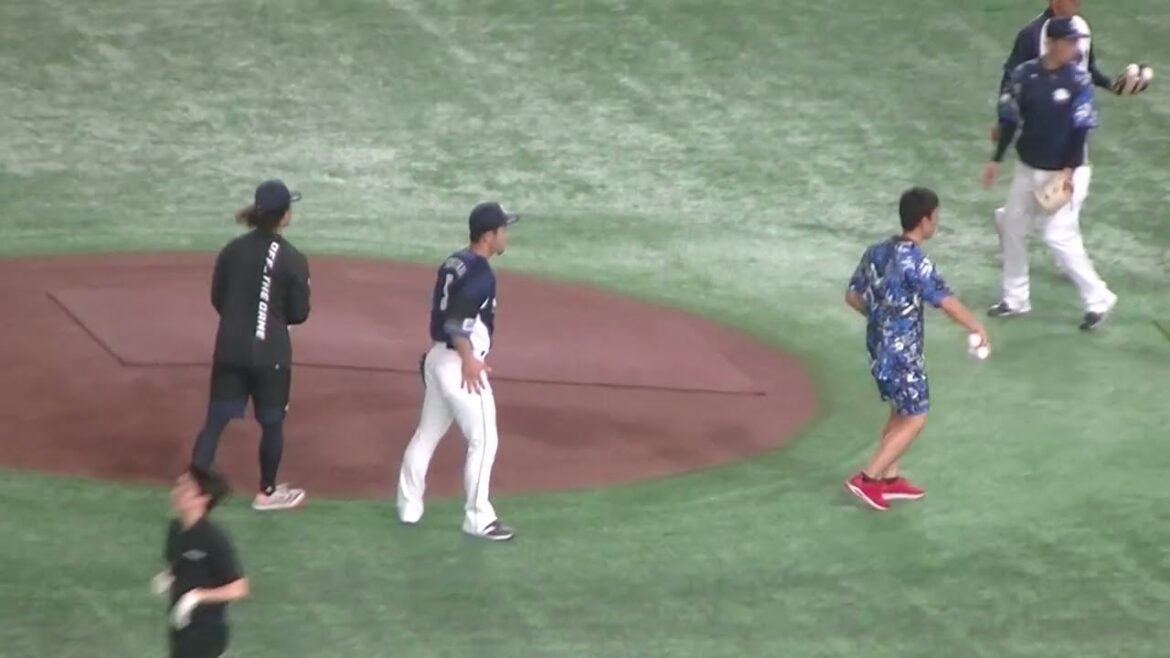 外崎修汰 片付けを積極的に行う（読売ジャイアンツ対 西武ライオンズ 2025年6月20日）