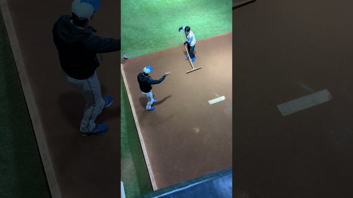 エスコンフィールド北海道・投球後の後片付け、作業しつつコーチのアドバイスを聞く玉井投手