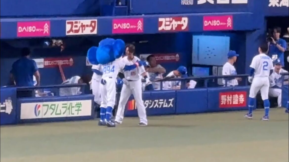 中日ドラゴンズ 佐藤龍世を身体検査するドアラ(2025/06/17)